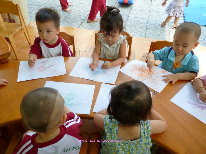 Nhóm bé tập vẽ cuộn len - NGÔI NHÀ TRẺ THƠ